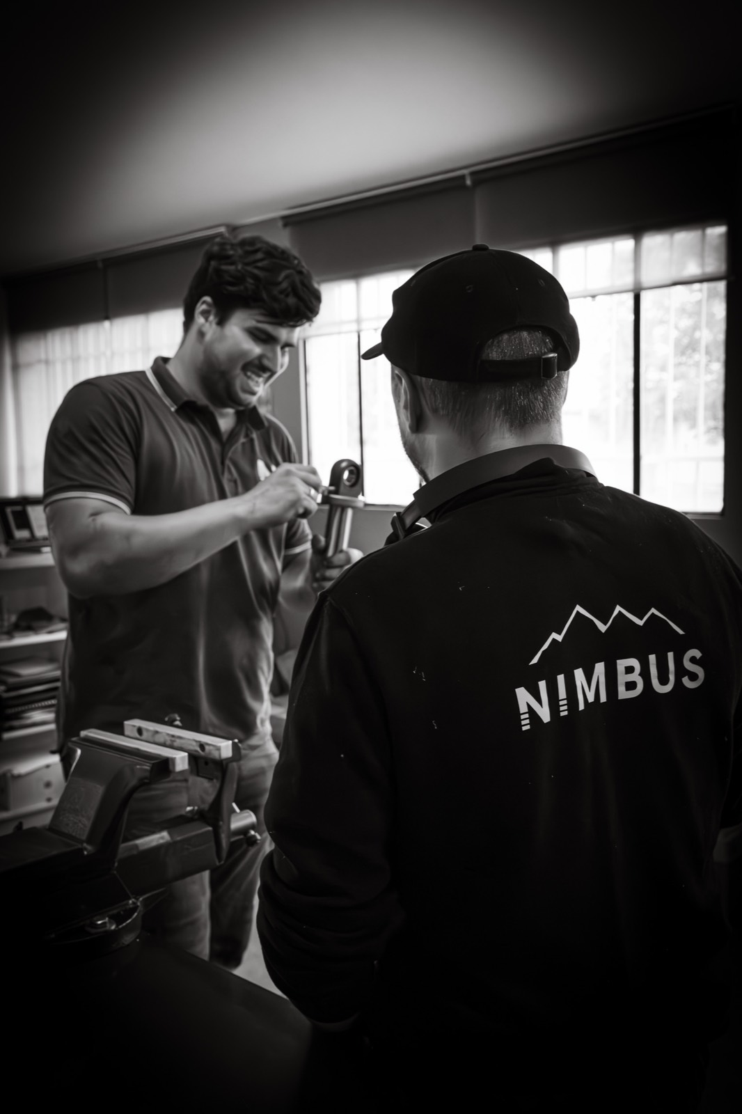Un conseiller Nimbus présente un combiné à un client dans l&rsquo;atelier