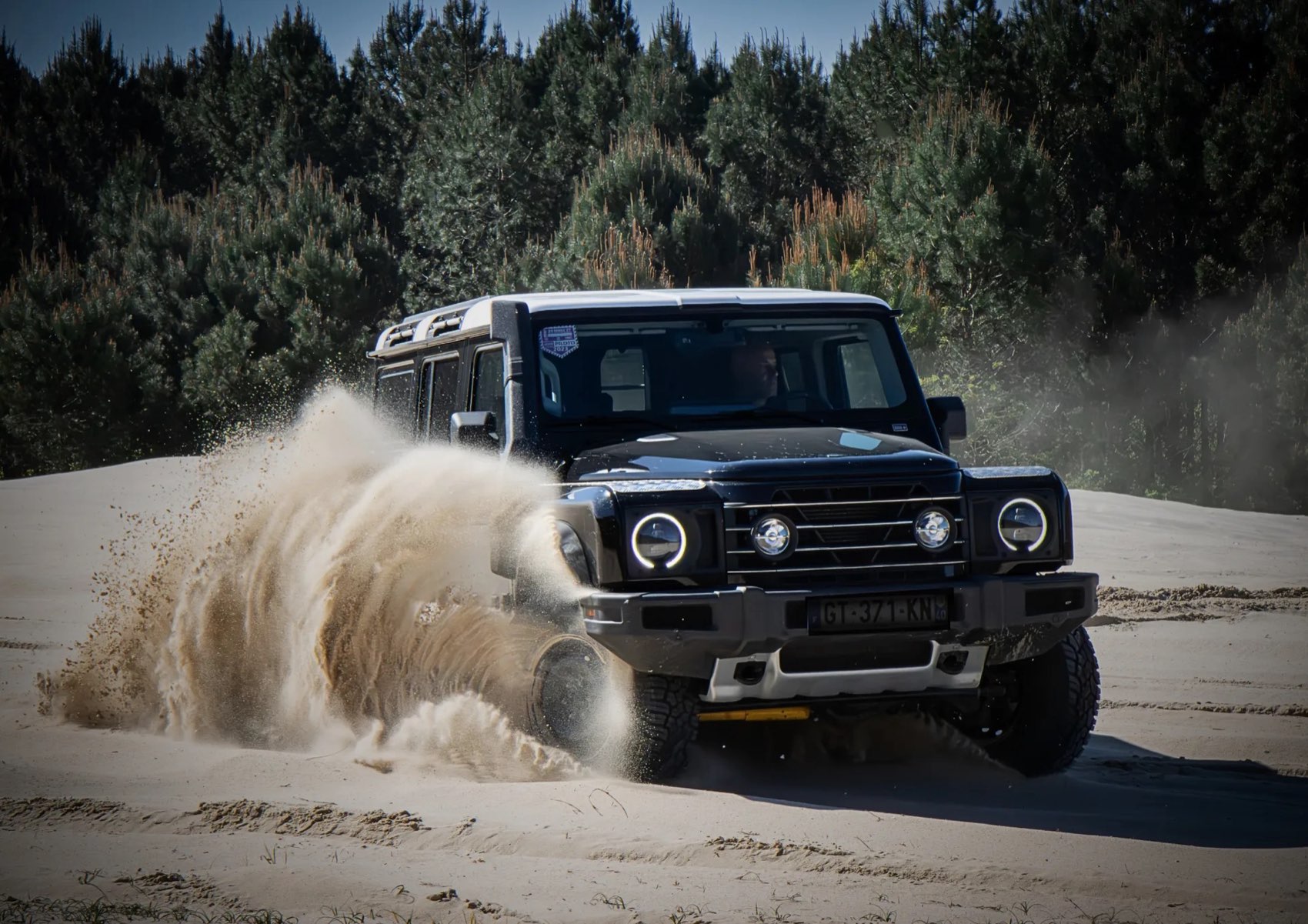 Un 4x4 franchit le sable à vive allure sur suspension Nimbus